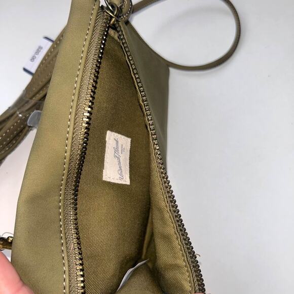 New | Universal Threads Green Faux Suede Crossbody Bag - Picture 4 of 5